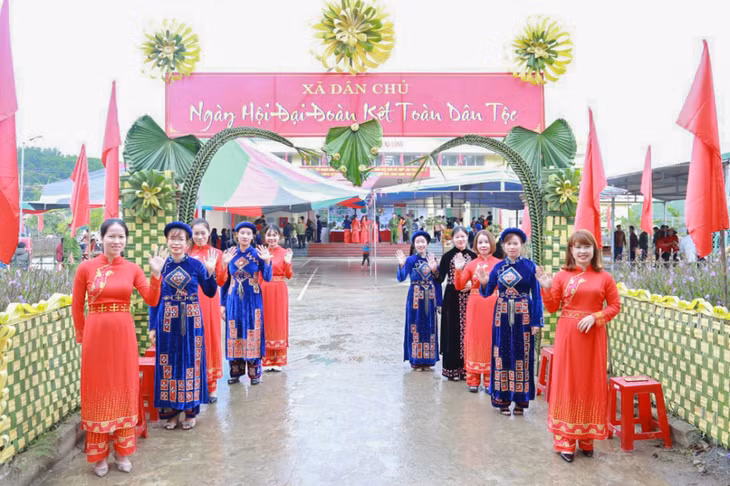 Những tác phẩm báo chí cần mang những thông điệp mang tính xây dựng cao, góp phần cổ vũ và phát huy đoàn kết, sức sáng tạo trong nhân dân. (Trong ảnh: Ngày hội Đại đoàn kết toàn dân tộc ở xã Dân Chủ (TP Hạ Long), ngày 15/11/2020. Ảnh Hoàng Giang)