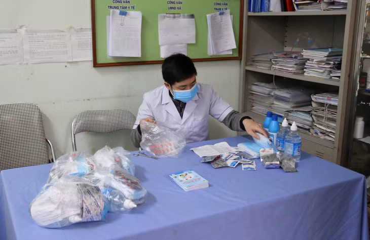 Nhân viên Trạm Y tế thị trấn Ba Chẽ soạn túi thuốc A để cấp phát miễn phí cho các F0 trên địa bàn.