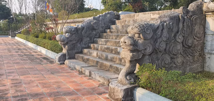 Thành bậc, lan can đá hình rồng trước sân chùa chính có niên đại thời Lê Trung Hưng (thế kỷ 17 -18) là hiện vật gốc, độc bản. Cùng với bia 