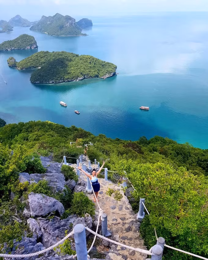 Các địa điểm khác trong danh sách gồm có Công viên Hải dương Quốc gia Angthong ở Thái Lan, tập hợp các hòn đảo xinh đẹp, lý tưởng để giải trí trên bãi biển, lặn, chèo thuyền... Tại đây du khách có cơ hội tận mắt thấy động vật hoang dã trên biển cả, ngắm nhìn những vách đá, bãi cát trắng, nước biển trong xanh và thảm thực vật phong phú. Phí vào cửa Công viên Quốc gia Angthong là 10 USD. Ảnh: @epinja/Instagram