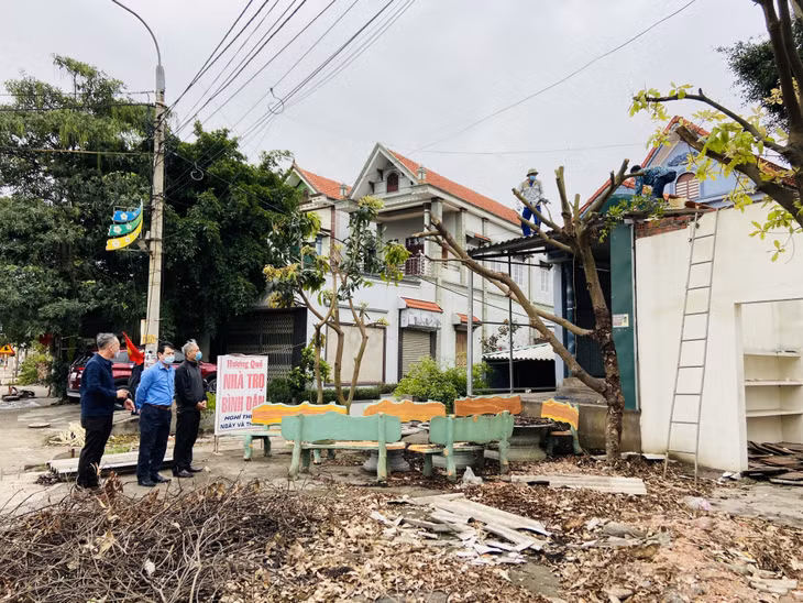 Gia đình ông Đỗ Văn An, xã Bình Dương, TX Đông Triều tháo dỡ nhà cửa để bàn giao mặt bằng cho dự án.