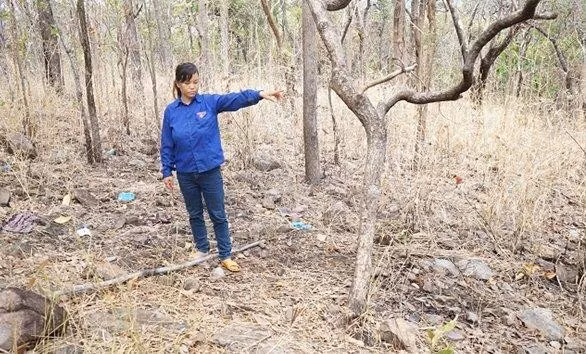 Đào Thị Mình tại hiện trường vụ án. Nơi phát hiện tử thi cách nhà nạn nhân hơn 35 km. Ảnh: V.C.