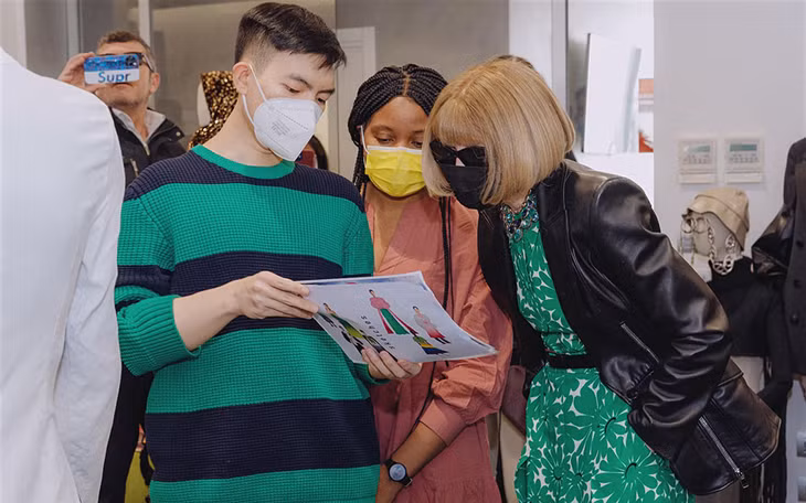 Phan Đăng Hoàng giới thiệu các thiết kế của mình cho Tổng Biên tập tạp chí Vogue Anna Wintour. (Ảnh: Facebook nhân vật)