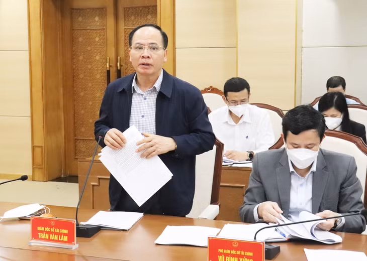 Lãnh đạo Sở Tài chính báo cáo tại cuộc giám sát.
