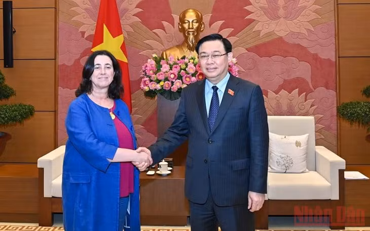 Chủ tịch Quốc hội Vương Đình Huệ đón tiếp bà Manuela V. Ferro, Phó Chủ tịch Ngân hàng Thế giới phụ trách khu vực Đông Á-Thái Bình Dương. (Ảnh: Duy Linh)