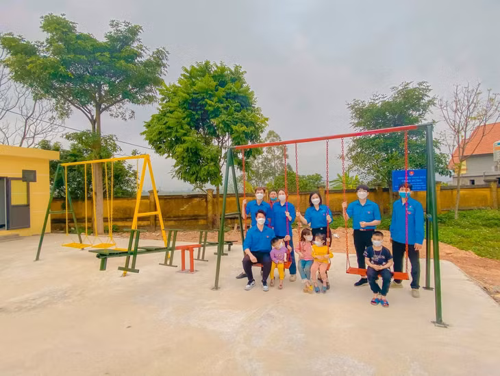 Thị Đoàn Quảng Yên thực hiện công trình sân chơi dành cho thanh thiếu nhi.