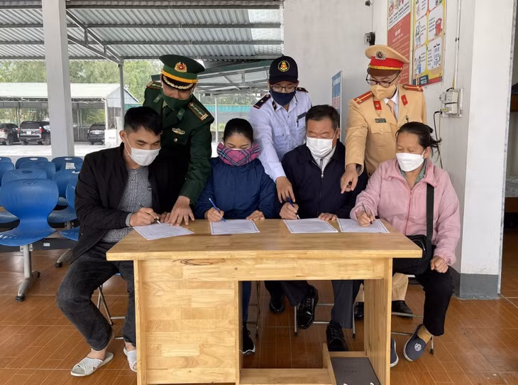 Ngư dân, chủ phương tiện hoạt động tại bến Mũi Ngọc - Vạn Gia tham gia ký cam kết chấp hành Luật Giao thông đường thủy nội địa.