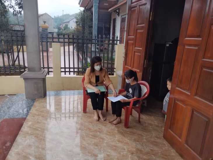 Cô giáo Ngô Thị Nguyện, Trường PTDT bán trú TH&amp;THCS Nam Sơn, giao bài cho học sinh tại nhà.