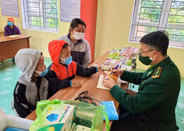 Cán bộ quân y Đồn Biên phòng Quảng Đức nhiệt tình khám, tư vấn sức khoẻ và phát thuốc miễn phí cho người dân.