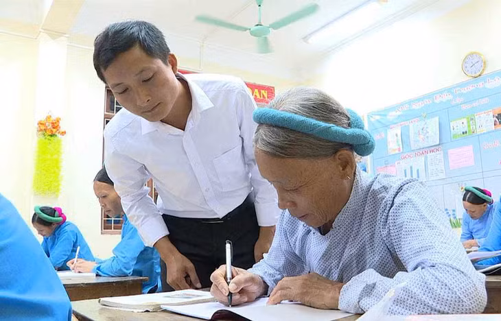 Lớp xóa mù chữ do Trung tâm Học tập cộng đồng xã Đại Dực (huyện Tiên Yên) tổ chức năm 2020. Ảnh: Lan Anh