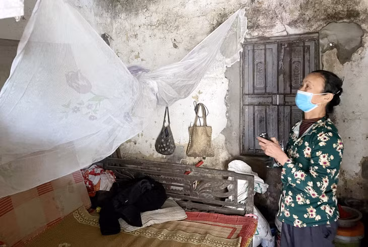 Ngôi nhà của bà Nguyễn Thị Ngọ (phường Đông Mai, TX Quảng Yên) hiện xuống cấp nghiêm trọng, nhưng không thể xây mới vì nằm trong quy hoạch dự án.