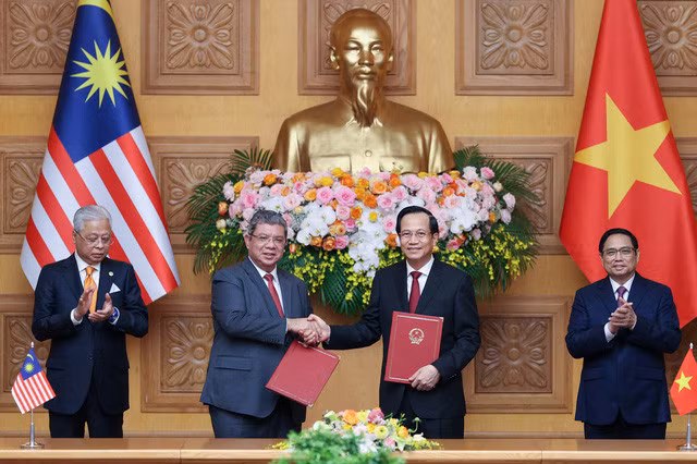 Bộ trưởng hai nước trao đổi bản ghi nhớ về tuyển dụng, việc làm và hồi hương lao động - Ảnh: VGP/Nhật Bắc