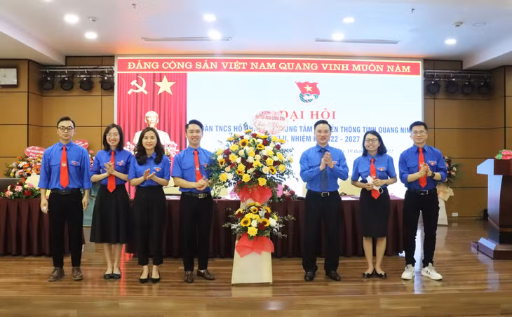 Tỉnh đoàn Quảng Ninh tặng hoa chúc mừng đại hội.