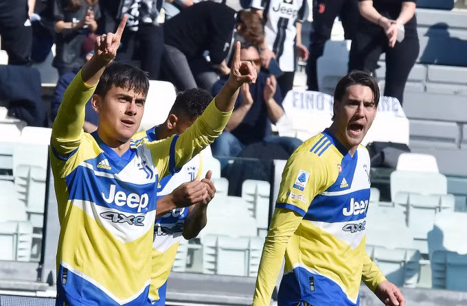 Vlahovic (phải) chia vui sau khi kiến tạo cho Dybala mở tỷ số trận Juventus thắng Salernitana ở Serie A ngày 20/3. Ảnh: ANSA