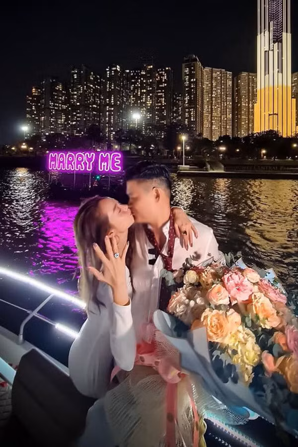 Minh Hằng khoe nhẫn đính hôn. Nhiều đồng nghiệp như Bảo Anh, Quốc Trường, Quý Bình, Trịnh Thăng Bình... chúc mừng người đẹp. Ảnh: Nhân vật cung cấp