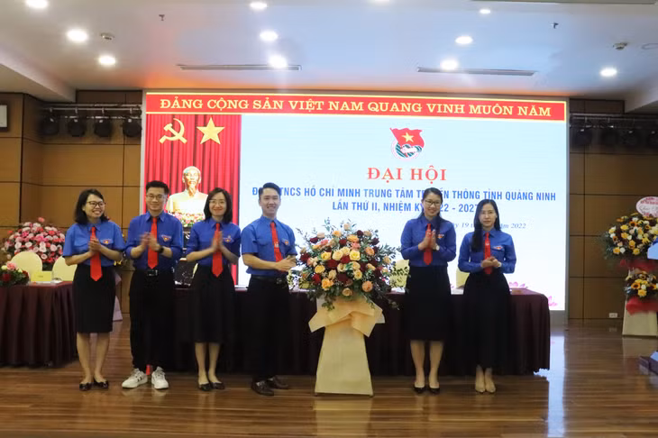 Đoàn khối các cơ quan tỉnh tặng hoa chúc mừng đại hội.