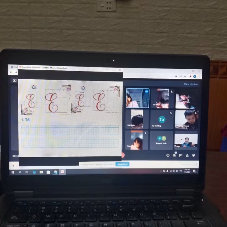 Một giờ học trực tuyến của giáo viên và học sinh Trường Tiểu học Đồn Đạc (huyện Ba Chẽ).