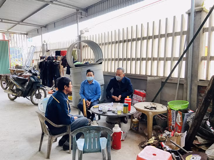 Lãnh đạo Trung tâm Phát triển quỹ đất và xã Bình Dương, TX Đông Triều trao đổi với người dân trong diện đền bù để kịp thời tháo gỡ những băn khoăn, vướng mắc.