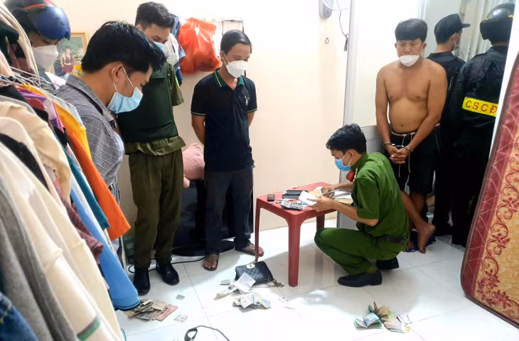 Đối tượng Tấn (không mặc áo), bị Công an tỉnh Hậu Giang bắt quả tang tổ chức đánh bạc dưới hình thức lô đề.