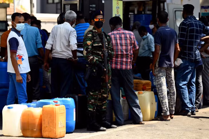 Người dân Sri Lanka xếp hàng để mua nhiên liệu. Ảnh: AFP