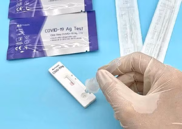 Đọc kết quả test nhanh ở phút thứ 15 sau khi cho mẫu chiết vào ô nhận mẫu (Ảnh minh họa)