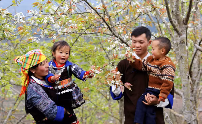 Nhiều người dân tranh thủ ghi lại những khoảng khắc tuyệt đẹp trong rừng hoa lê