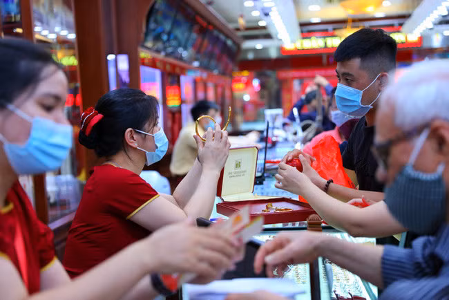 Giao dịch tại một cửa hàng vàng. (Ảnh: TTXVN)