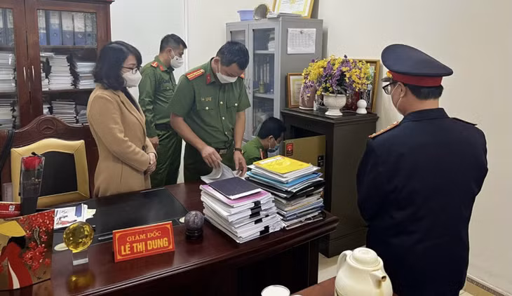Cơ quan CSĐT Công an huyện Hưng Nguyên khám xét nơi làm việc của Lê Thị Dung.