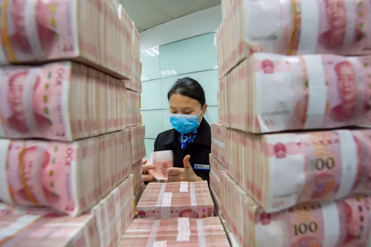 Nhân viên đếm đồng nhân dân tệ tại một chi nhánh ngân hàng ở tỉnh Giang Tô (Trung Quốc). Ảnh: Getty Images