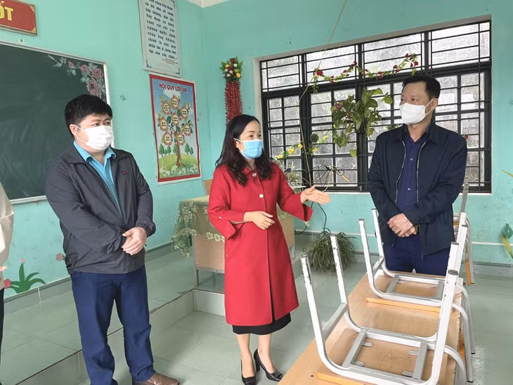 Đoàn khảo sát trao đổi với lãnh đạo Trường PTDT bán trú, Tiểu học và THCS Thanh Sơn.