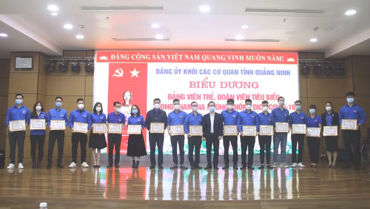 21 đảng viên trẻ, cán bộ Đoàn, đoàn viên tiêu biểu trong tham gia phòng, chống dịch bệnh Covid-19 được Đảng ủy Khối các cơ quan tỉnh tặng giấy khen.