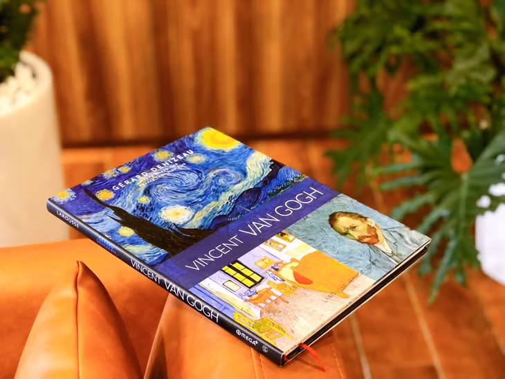 Phân tích 45 tác phẩm, sách cho thấy phong cách hội họa Van Gogh. Ảnh: Y Nguyên.