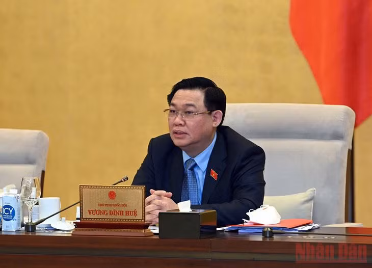 Chủ tịch Quốc hội Vương Đình Huệ phát biểu ý kiến tại phiên họp.
