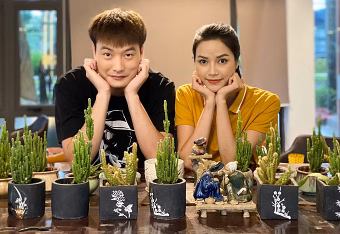 Trọng Lân (vai Lợi) và Anh Đào (vai Thanh) trong phim "Lối về miền hoa". Ảnh: VFC