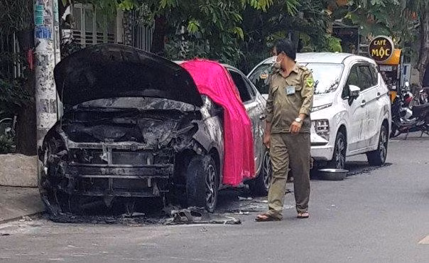 Hai ôtô bị cháy trên đường số 40, phường Tân Phong, quận 7. (Ảnh: Lê Trai)