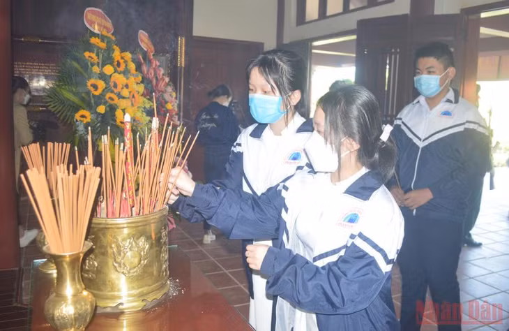 Thế hệ trẻ huyện Mộ Đức thành kính dâng hương nhân kỷ niệm 116 năm Ngày sinh Thủ tướng Phạm Văn Đồng.