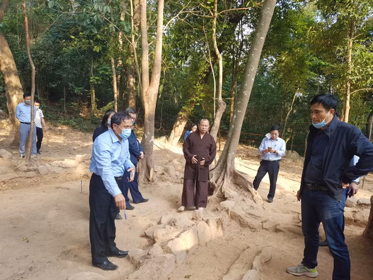 Một số di vật (ảnh trên) và dấu vết kiến trúc cổ (ảnh dưới) phát hiện được qua khảo cổ tại chùa Thanh Mai (Hải Dương). Ảnh: Bùi Thị Giang (Sở VH-TT Quảng Ninh)