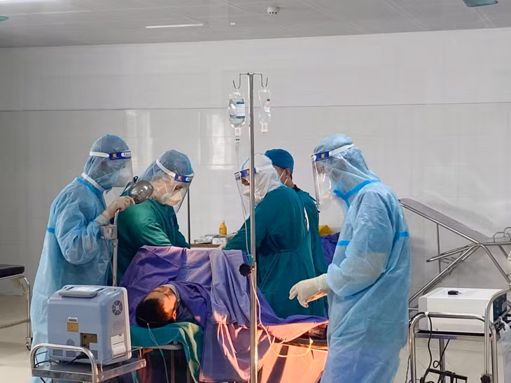 Ca phẫu thuật cấp cứu cho nam bệnh nhân (44 tuổi) bị viêm phúc mạc ruột thừa, mắc Covid-19 tại TTYT huyện Tiên Yên.