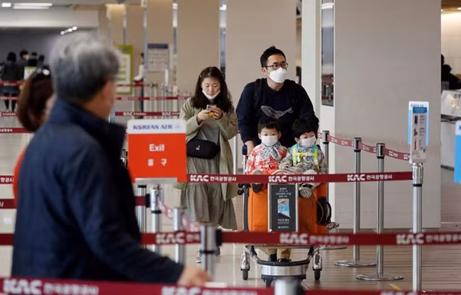 Hành khách tại sân bay quốc tế Gimpo, Seoul, Hàn Quốc. (Nguồn: Reuters)