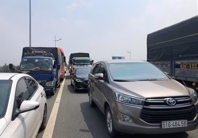 Đến 11h, kẹt xe kéo dài trên cao tốc TP HCM - Trung Lương. Ảnh: Nguyễn Điệp