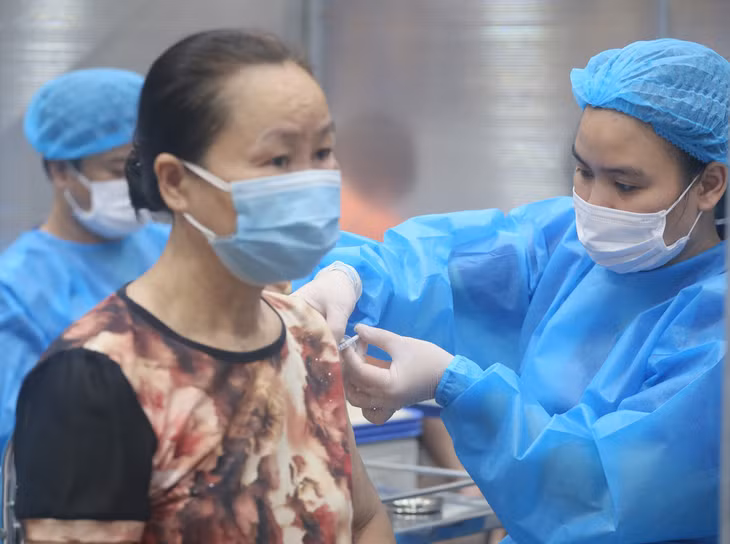 Các địa phương trong cả nước tăng tốc tiêm vaccine phòng COVID-19 mũi 3 để hoàn thành tiến độ trong thời gian sớm nhất. Ảnh: minh hoạ