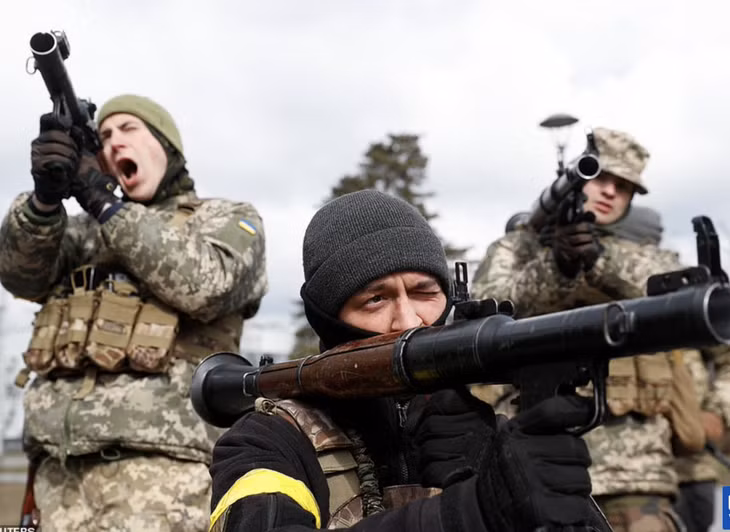 Binh sĩ Ukraine diễn tập sử dụng tên lửa vác vai chống tăng RPG-7 ở Kiev. Ảnh: Reuters