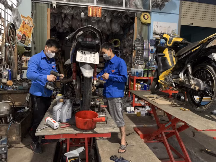 Anh Hoàng Văn Sầu, Bí thư Chi đoàn thôn Văn Mây, xã Phong Dụ (bên trái) hướng dẫn đoàn viên học nghề.