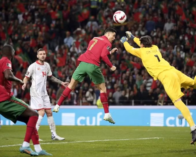 Ronaldo trong một pha không chiến với thủ môn Dimitrievski trên sân Dragao ngày 29/3. Ảnh: AP