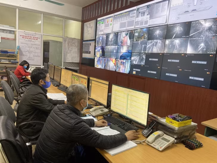 Công ty Than Hạ Long - TKV giám sát 24/24h hoạt động sản xuất, vận chuyển than qua hệ thống camera tự động.