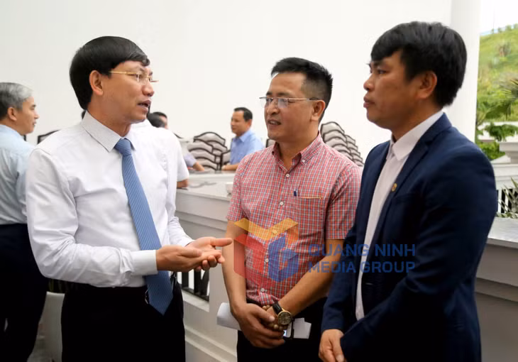 Lãnh đạo tỉnh trao đổi với doanh nghiệp, doanh nhân bên lề Hội nghị (5-2019). Ảnh: Minh Hà