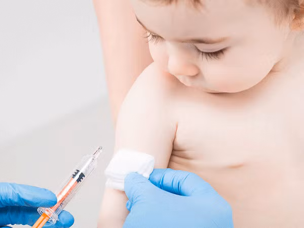 Trẻ cần được tiêm phòng đầy đủ các mũi theo khuyến cáo của Bộ Y tế.