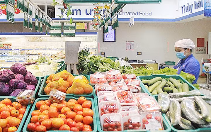Giá nhiều mặt hàng thiết yếu tại siêu thị Co.opmart Đắk Nông được giữ nguyên. (Ảnh LÊ DUNG)