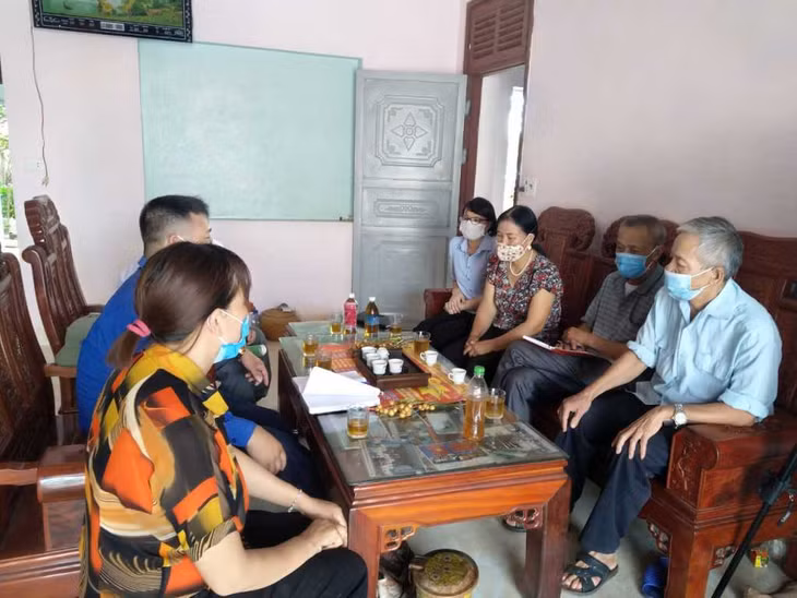 Hội Nông dân phường Quảng Yên (TX Quảng Yên) tham gia tuyên truyền, vận động hội viên chấp hành quy định của pháp luật.