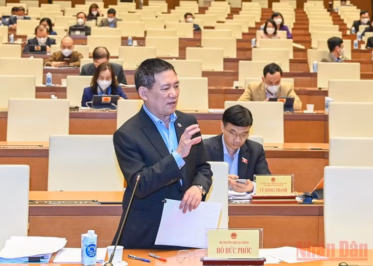 Bộ trưởng Tài chính Hồ Đức Phớc phát biểu giải trình, làm rõ một số vấn đề đại biểu Quốc hội nêu. (Ảnh: DUY LINH)